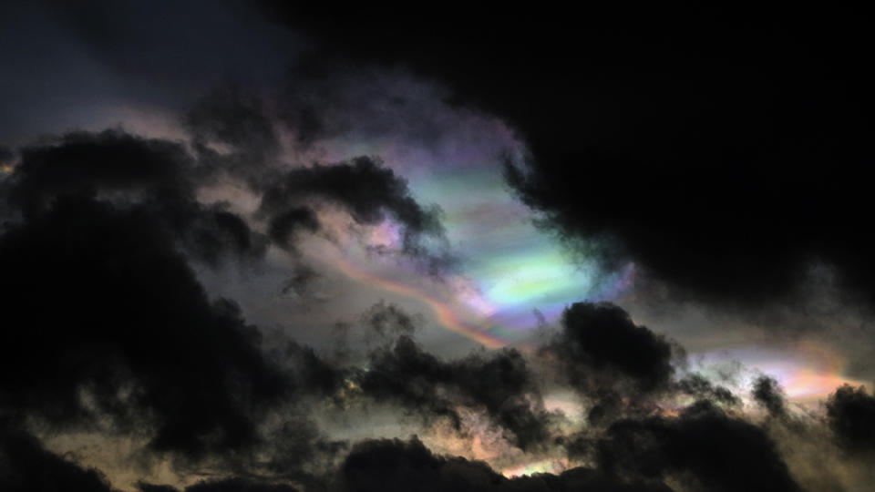 Радужные облака фото Ultra-rare 'rainbow clouds' light up the Arctic Circle like auroras in stunning 