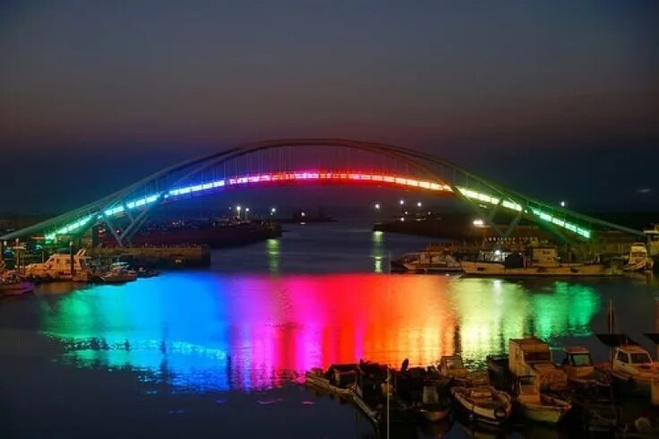 Радужный мост фото Taiwan's Rainbow Bridge Lights Up The Night Rainbow bridge, Bridge, Rainbow