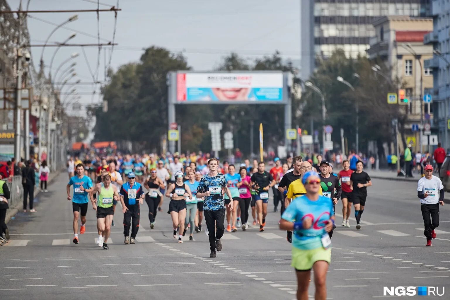 Раевича 2024 новосибирск фото Прохладная погода и яркие участники: тысячи новосибирцев пробежали по центру гор