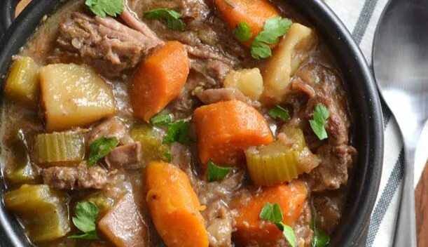 Рагу с говядины рецепт с фото Slow Cooker Rosemary Garlic Beef Stew Garlic beef stew, Slow cooker beef, Slow c