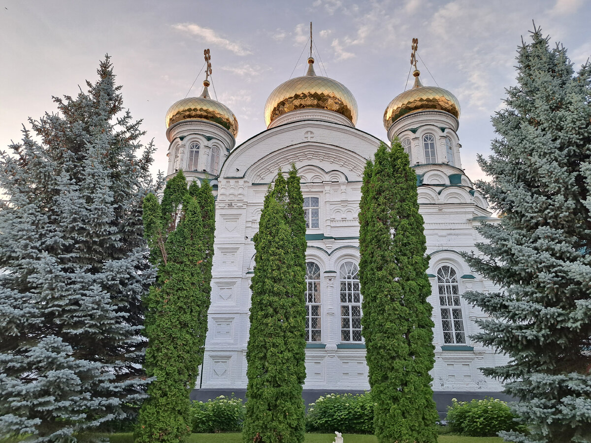 File:Сверкающий куполами Троицкий собор, Раифский Богородицкий монастырь. Татарс