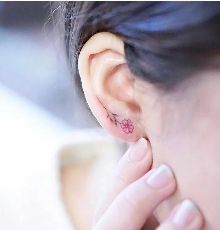 Рак кожи на ухе фото Floral Earring Tattoo on ear lobe