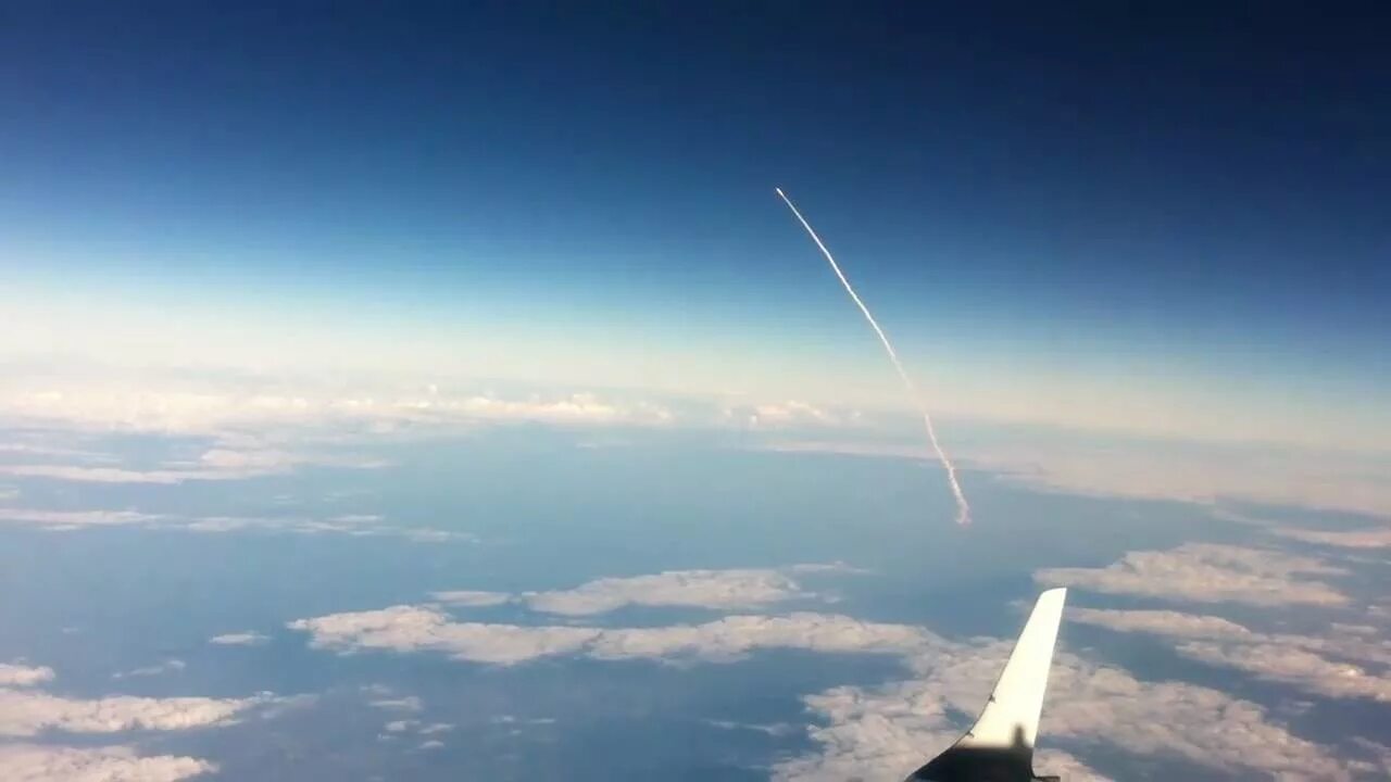 Ракета в небе фото Space shuttle Discovery's FINAL launch seen from a plane - YouTube