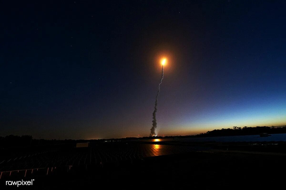 Ракета в ночном небе фото The launch of space shuttle Discovery on the STS-131 mission was captured from a