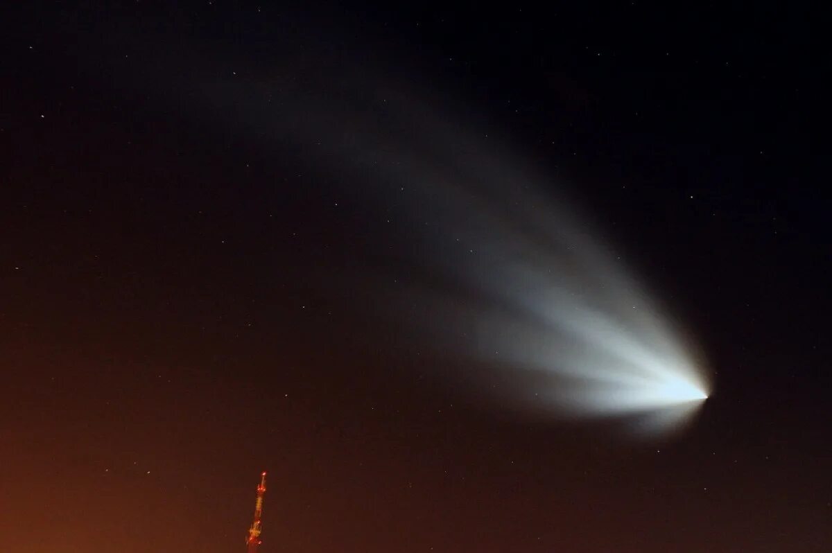 Mysterious streaks of light illuminate the skies over Pacific Northwest