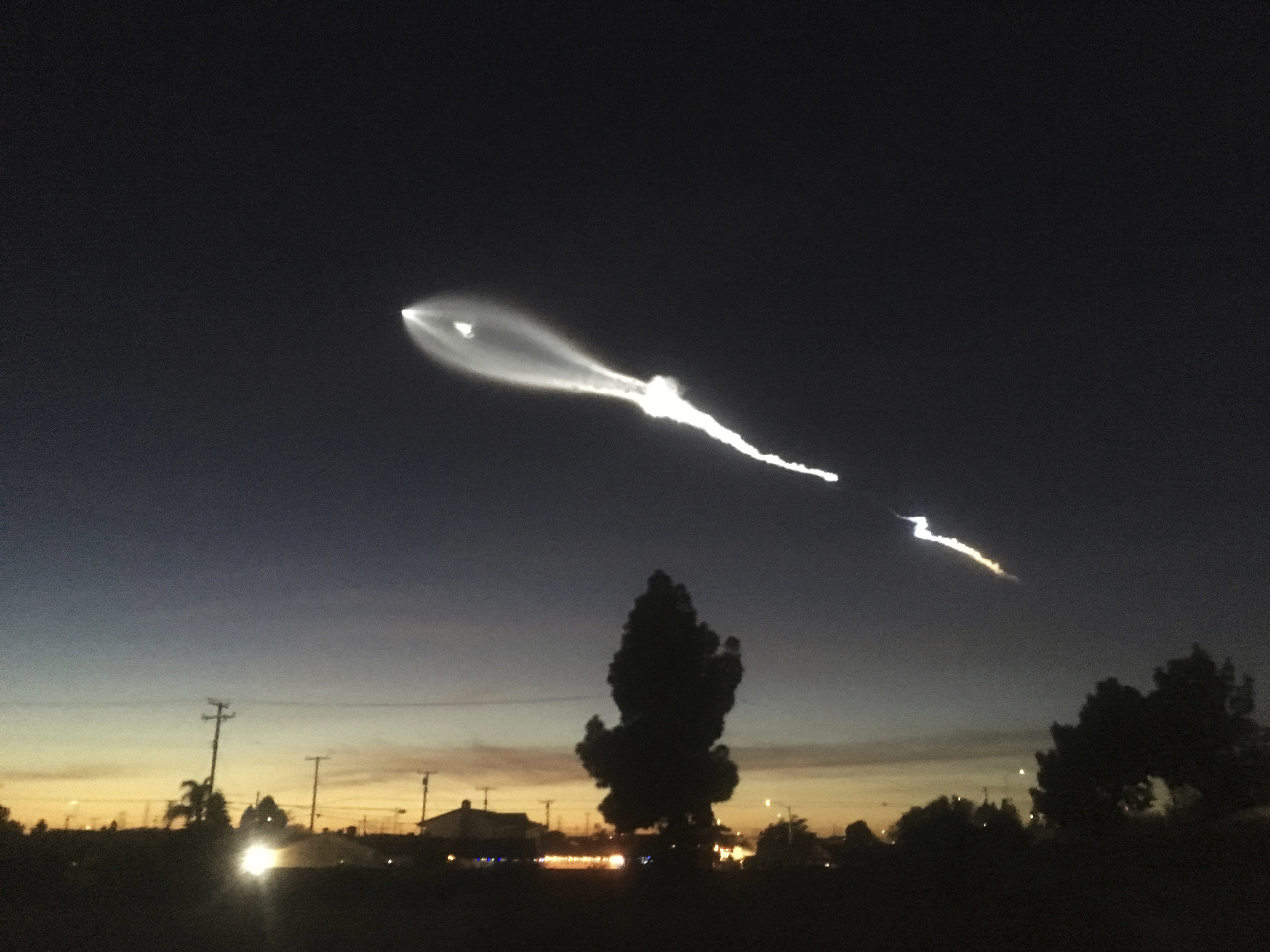 Ракета в ночном небе фото SpaceX Rocket Launch Lights Up The California Sky, Freaks Out Some Residents : T