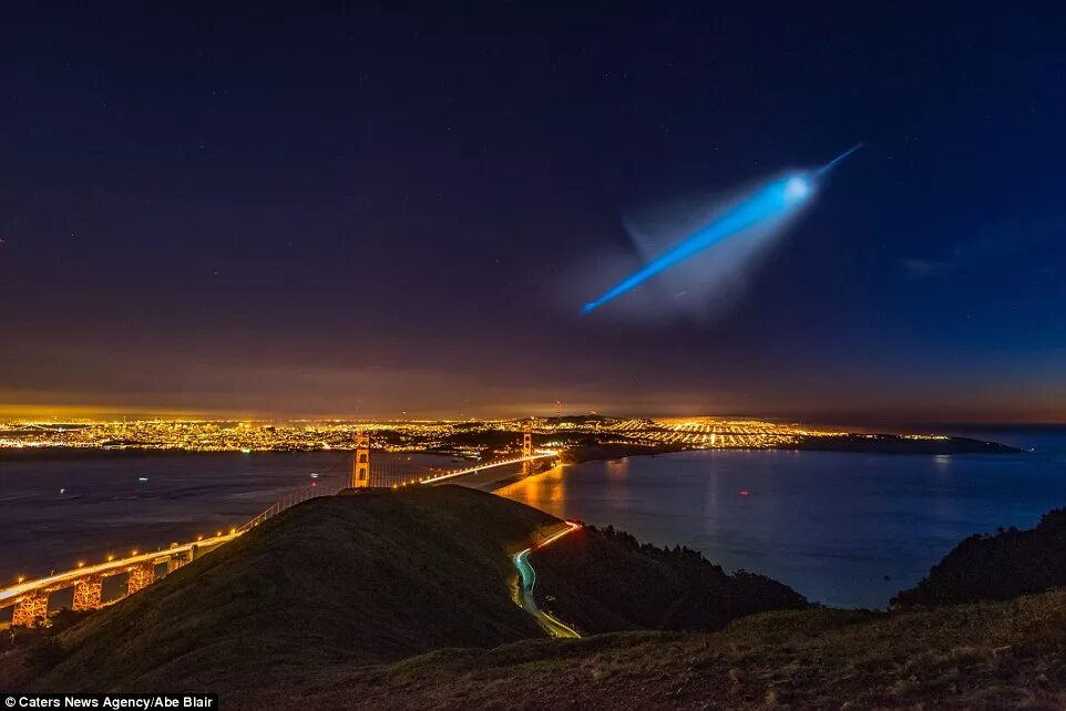 Ракета в ночном небе фото Abe Blair captures pictures of Trident missile streaking over San Francisco