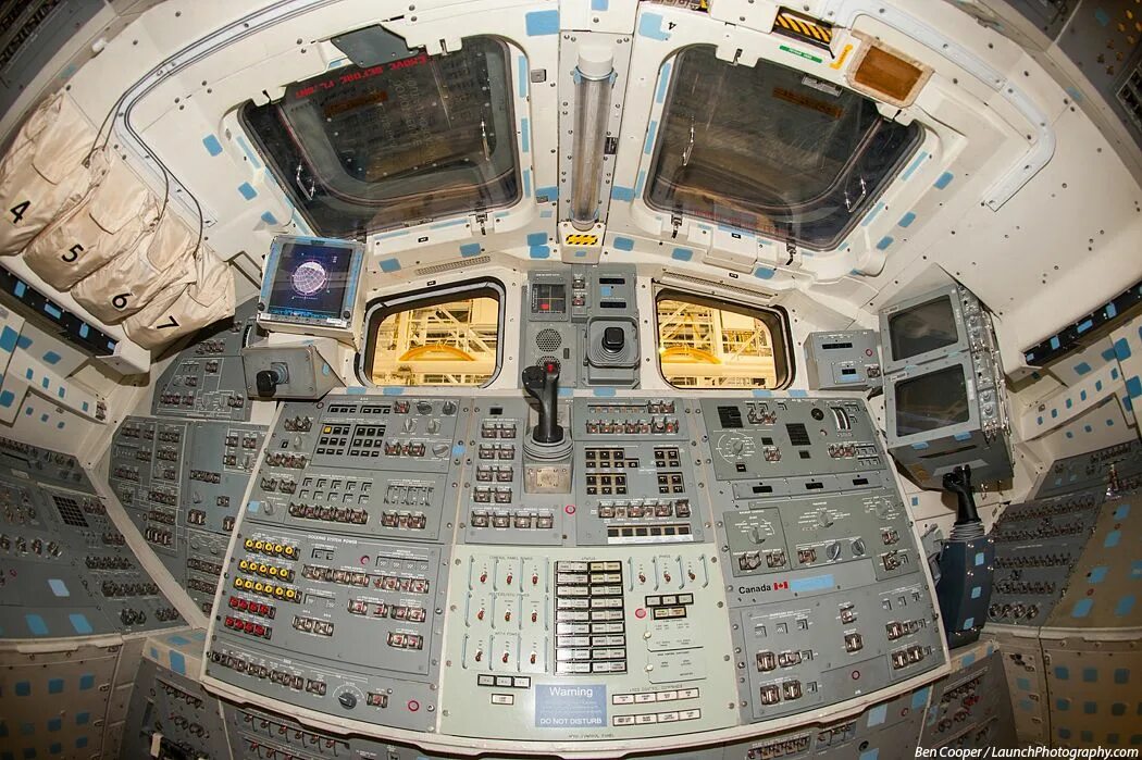 Ракета внутри фото Flight Deck of the Space Shuttle Atlantis photos Space shuttle, Space flight, Fl