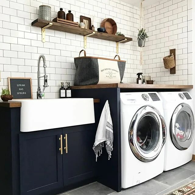 Раковина а из плитки в постирочную фото Modern Navy Laundry Room Reveal - BREPURPOSED Laundry room design, Laundry room 