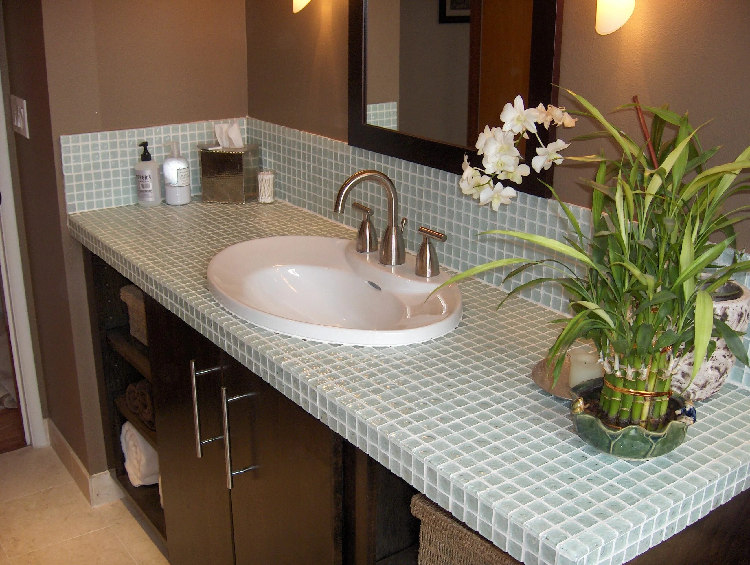 Раковина из плитки в ванной фото Glass mosaic tile bathroom countertop and backsplash (ALEX FREDDI CONSTRUCTION) 