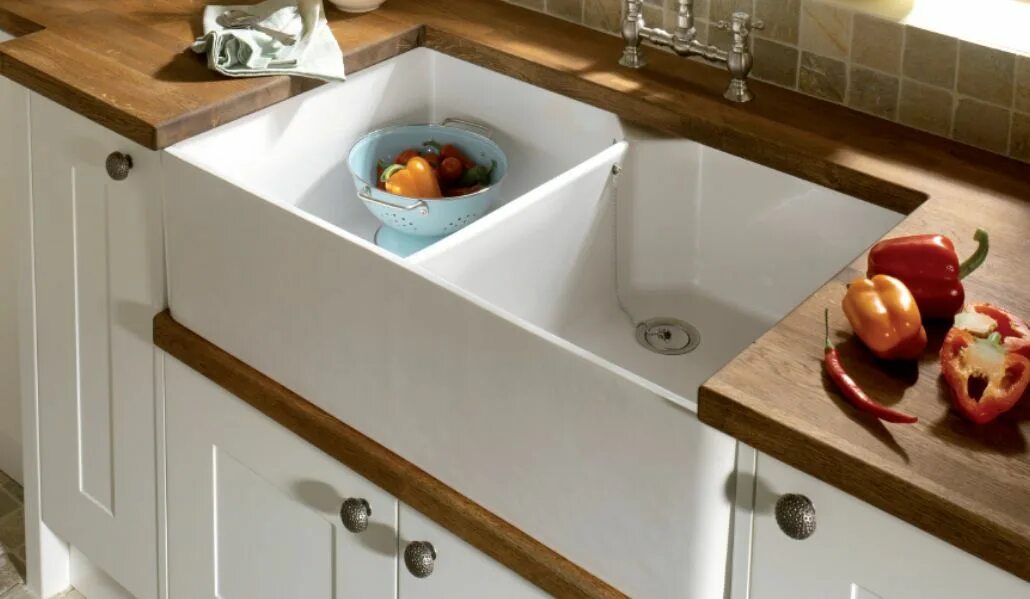 Раковина на кухню фото genuinely wouldn't mind doing the dishes in this Traditional kitchen sinks, Cera