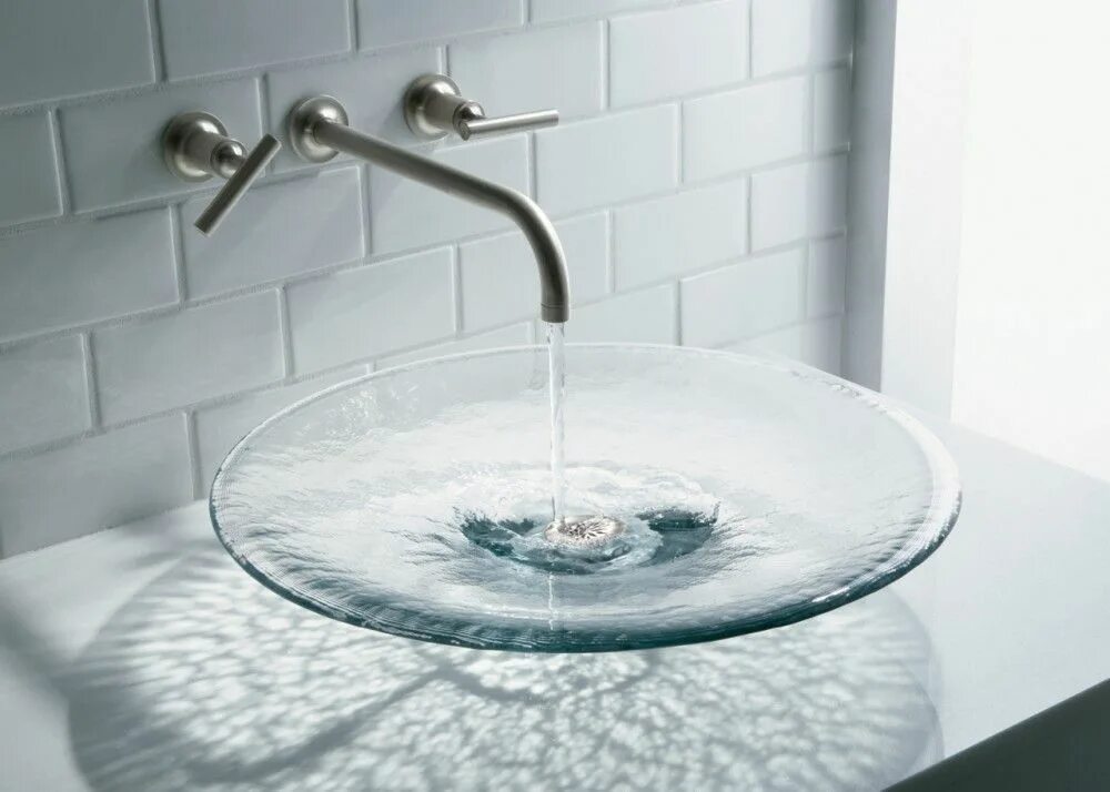 Раковина с водой фото Purist Faucet Lavina Sink This spun glass sink’s organic funnel shape and slende