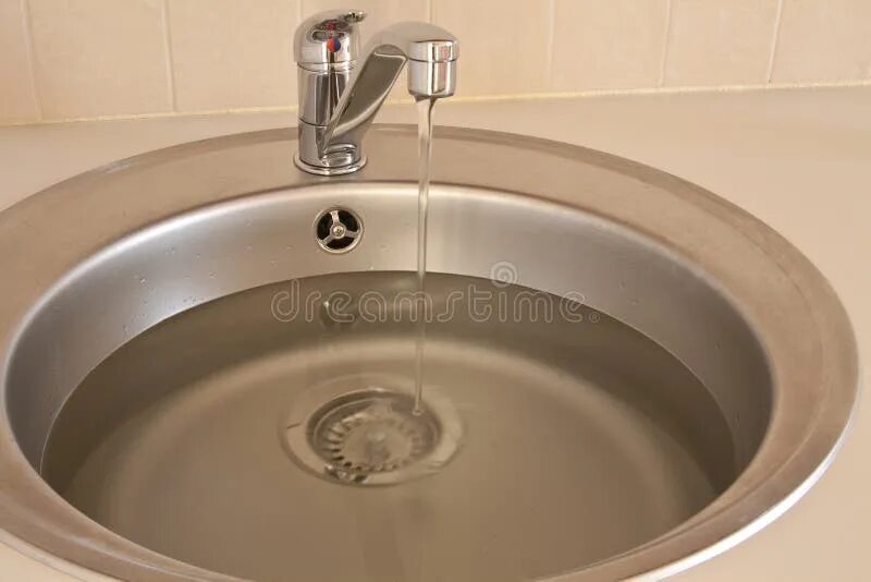 Раковина с водой фото Stainless Steel Sink Plug Hole Close Up Full of Water and Particles of Food Stoc