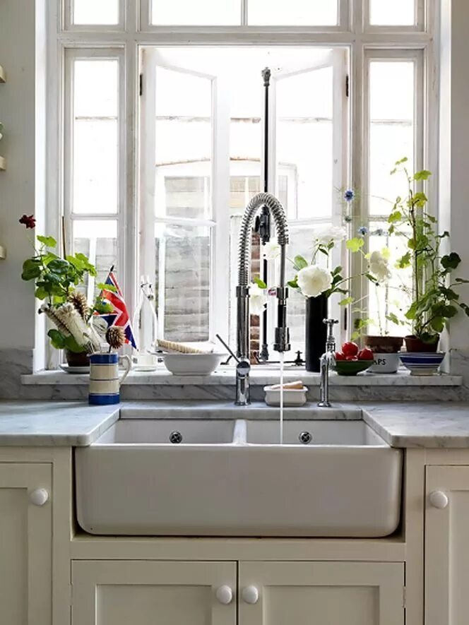 Раковина у окна фото windows above kitchen sink - Google Search Kitchen decor modern, Kitchen sink wi