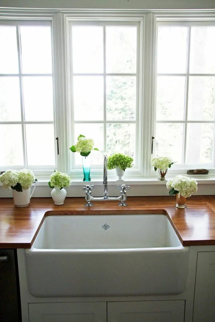 Раковина у окна фото Farmhouse sink with butcher block, Home, Farmhouse sink