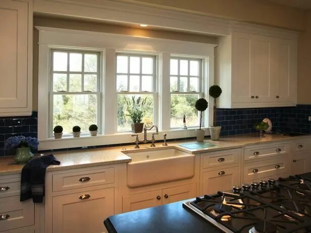 Раковина у окна в доме фото Kitchen Bay Window Ideas Kitchen remodel, Craftsman kitchen, Kitchen sink window