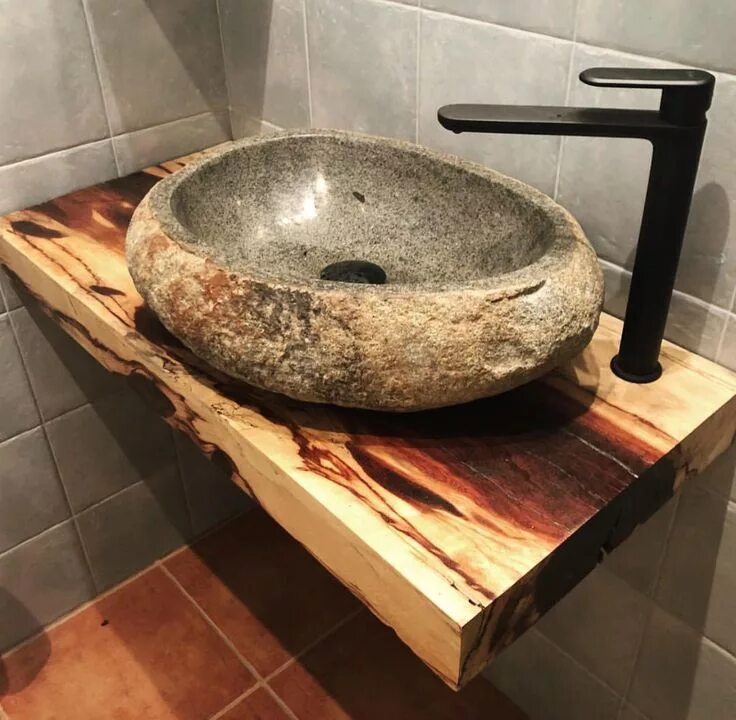 Раковина в камне в ванной фото Lavabo de piedra de rio sobre madera de tamarindo Pias de banheiro rústico, Banh