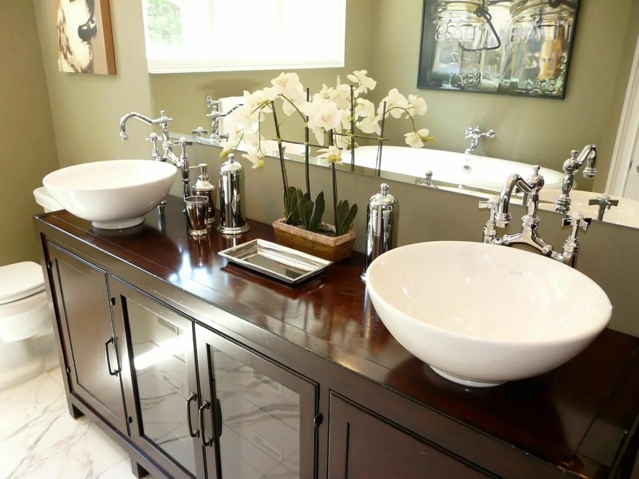 Раковина в ванной дизайн интерьер The simple lines of this double vanity extend from clean white sink bowls to a g