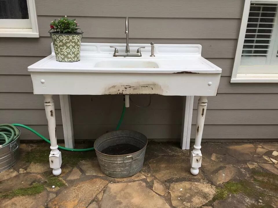 Раковины на дачу фото Great outdoor sink from a vintage porcelain sink. Hook up garden hose to outdoor