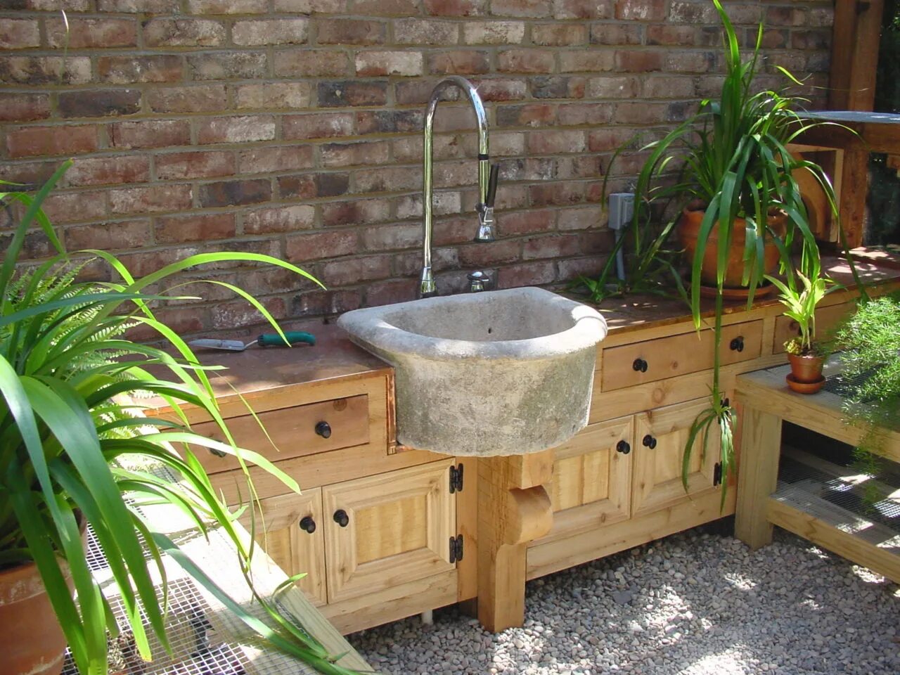 Раковины на дачу фото Outdoor stone sink - Amazing Outdoor Kitchen Sink.