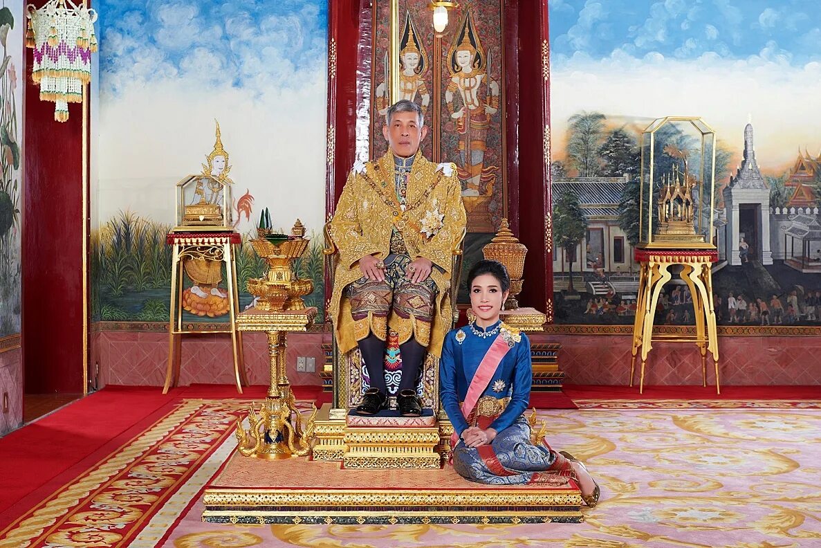 Рама 10 король фото Thai king restores titles to once-disgraced royal consort Reuters