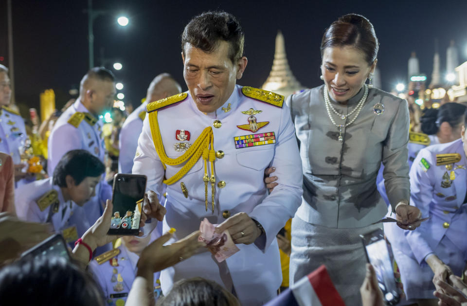 Рама 10 король тайланда скандалы фото Thai king and queen take to street to meet adoring royalists