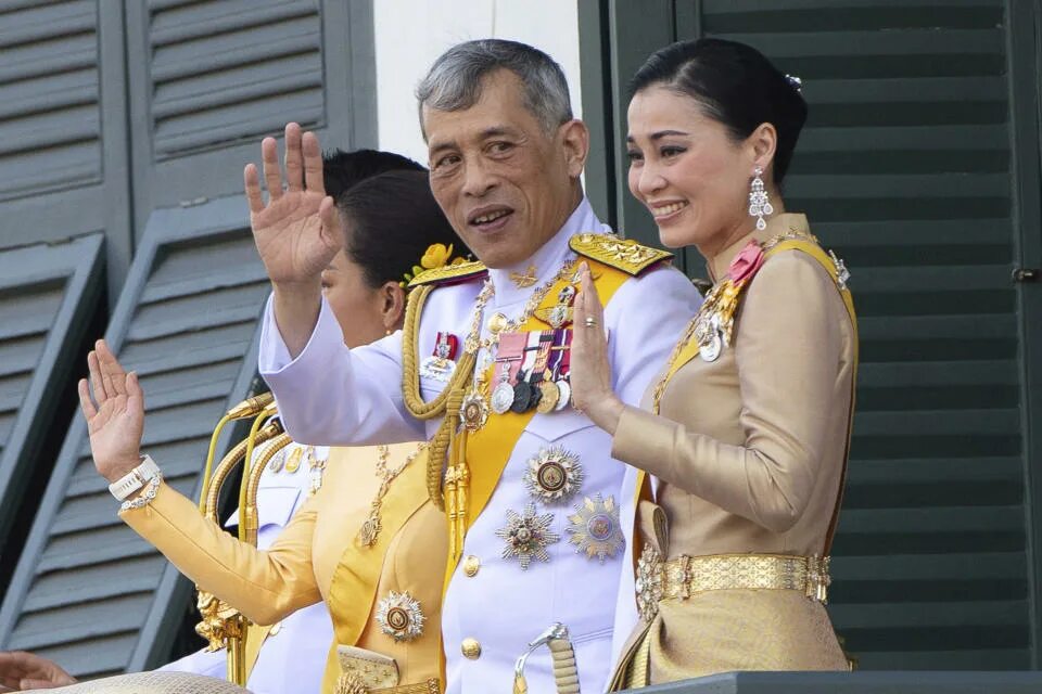 Рама 10 король тайланда скандалы фото Newly crowned Thai king hopes for unity, prosperity