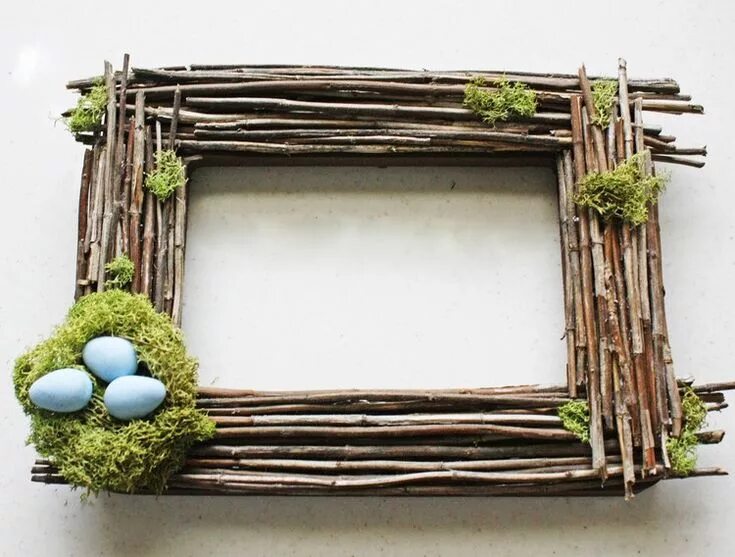 Рамка для фото из природного материала Frühlingsdeko aus Holz selber machen - 30 wunderschöne Ideen Diy easter decorati