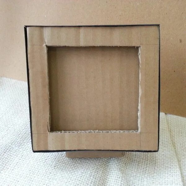 Рамка для фото своими руками из картона Make a Cardboard Photo Frame via @Guidecentral Diy photo frames, Diy photo frame