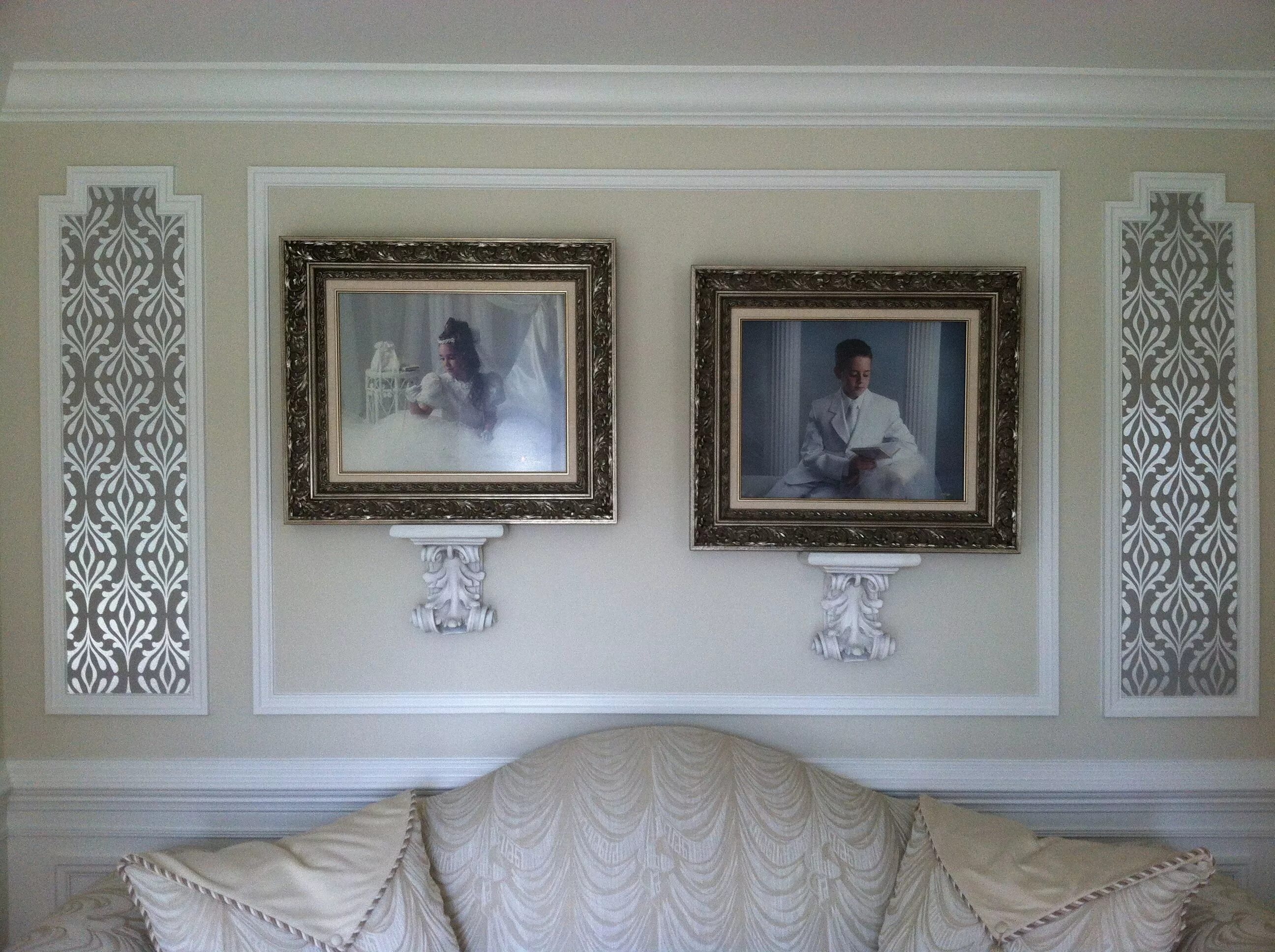 Рамки на обоях фото Photographs hung within molding. Use of wallpaper framed by molding. Wallpaper l