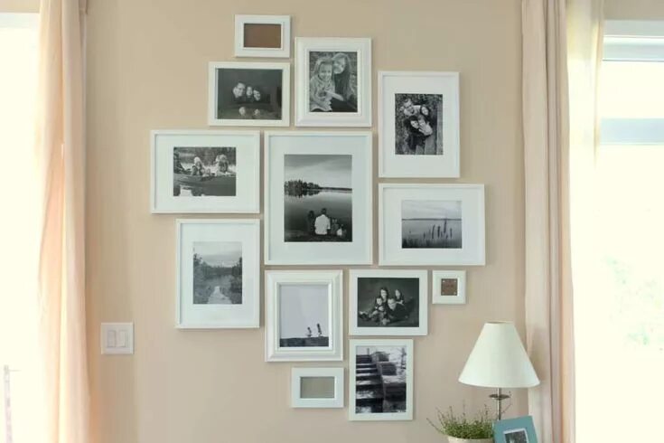 Рамки на стене в интерьере как называется Wall picture frames arrangement on the peach wall