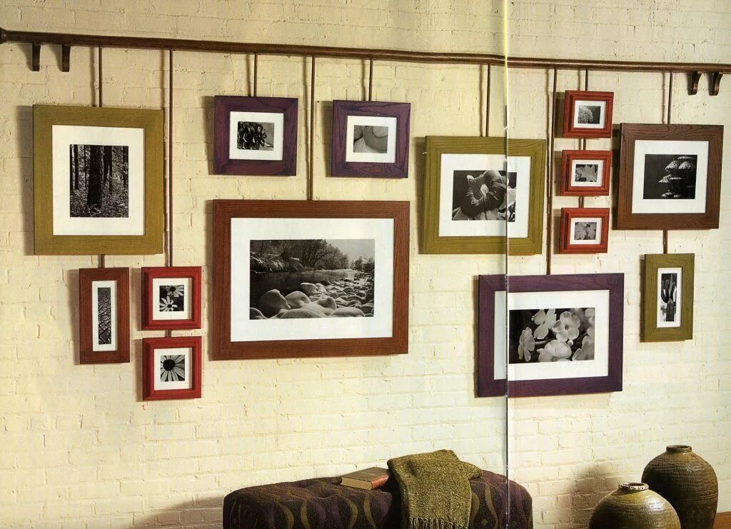 Рамки на стену своими руками фото Add even more distinctive flair by hanging the frames with wires or velvet ribbo