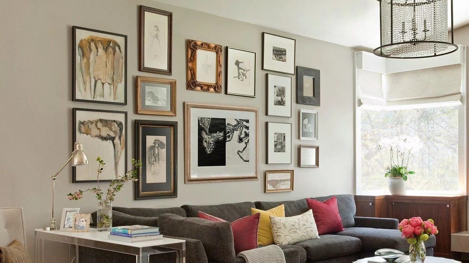 Рамки в интерьере гостиной How to Hang and Arrange Pictures—From a Single Frame to a Gallery Wall Gallery w