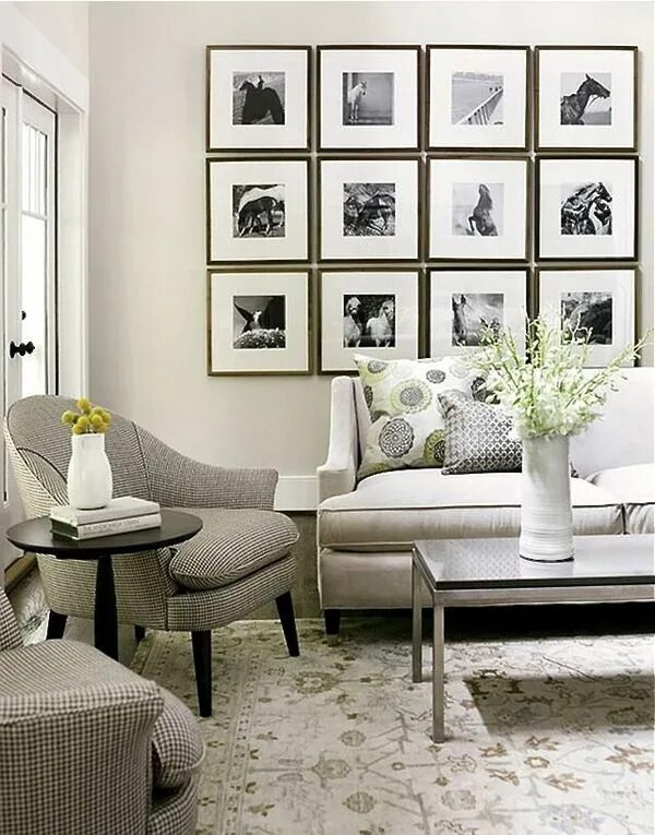 Рамки в интерьере гостиной 51 Inspiring small living rooms using all available space Gallery wall living ro