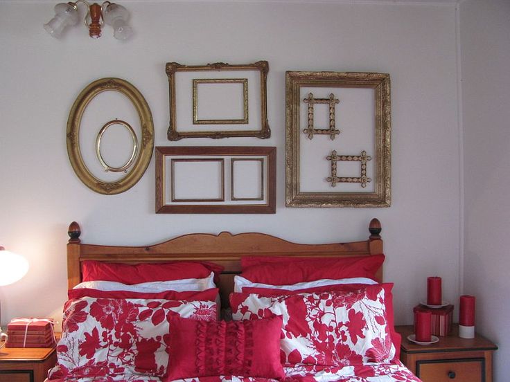 Рамки в интерьере спальни Gorgeous collage of empty frames in the eclectic bedroom - Decoist Eclectic bedr