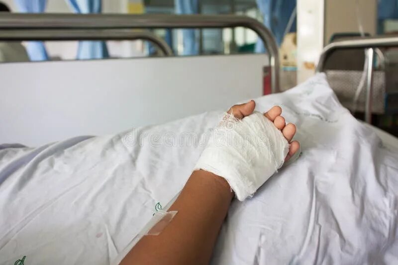 Ранение фото в больнице Little Boy on the Patient on the Bed Stock Image - Image of health, doctor: 6074