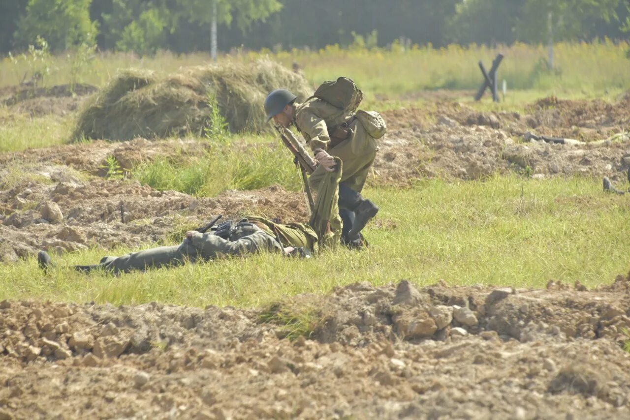 Раненые на поле боя фото Брошенная украинка на поле боя - найдено 25 картинок