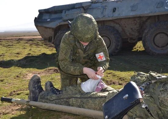 Раненые на поле боя фото Медики КФл эвакуировали условно раненых с поля боя в ходе тактического учения в 