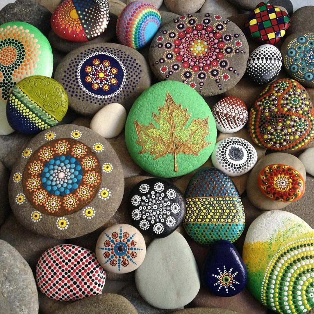 Раскрашенные камни фото @dotnasrin #dotillism #paintedstones #paintedrocks #mandala #mandalala #mandalas