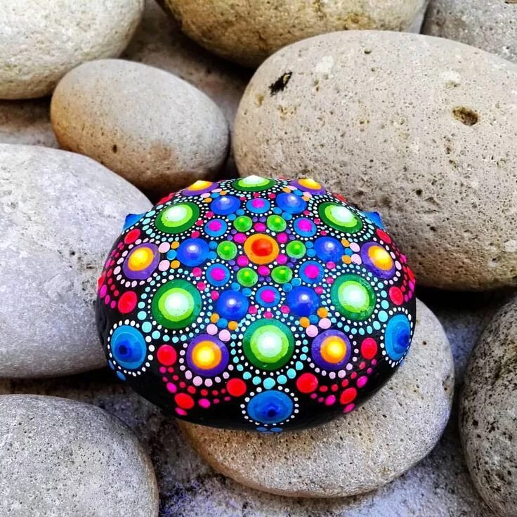 Раскрашенные камни фото JVoronina_Art_Studio on Instagram: "Mandala rock. add a little colors on a rainy