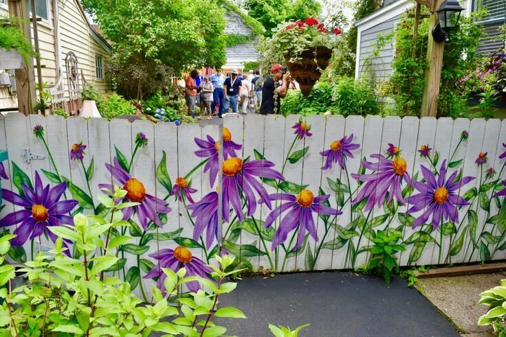 Раскрасить дачу своими руками Fabulous Fence Finds Garden fence art, Garden mural, Backyard fence decor