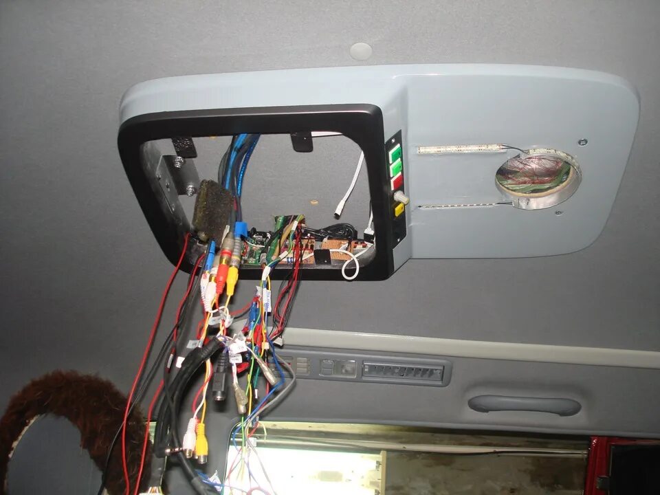 Распайка на потолке Установка потолочного монитора - Toyota Estima (II), 2,4 л, 2002 года автозвук D