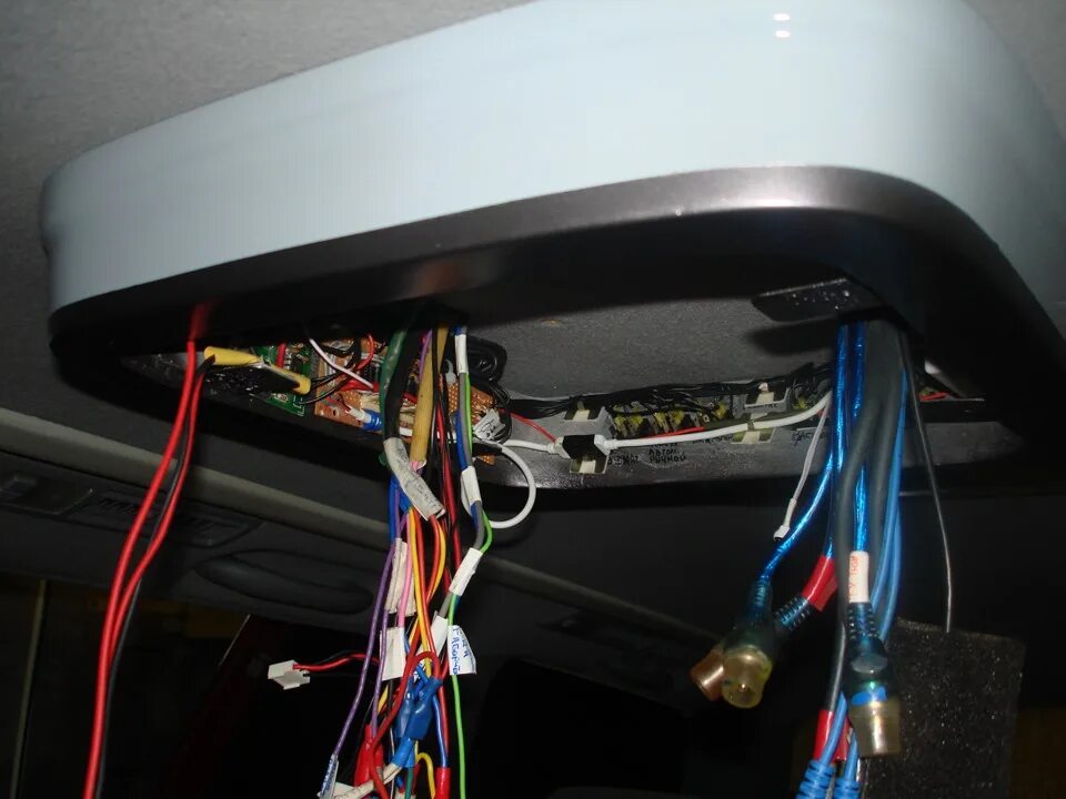 Распайка на потолке Установка потолочного монитора - Toyota Estima (II), 2,4 л, 2002 года автозвук D