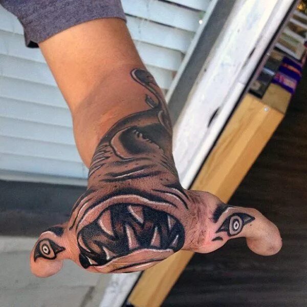 Распечатанные фото тату Hammerhead Shark Teeth Hand Tattoo For Men Hammerhead shark tattoo, Hand tattoos