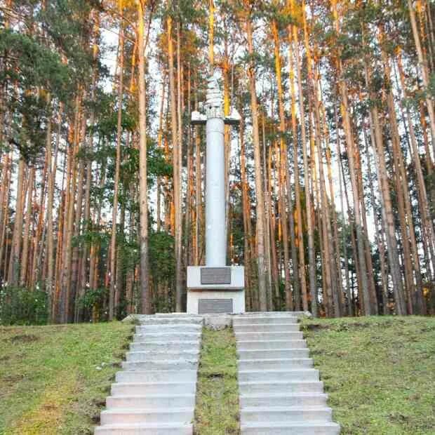 Распечатать фото березовский свердловская Памятный обелиск на месте открытия первого месторождения золота, Берёзовский