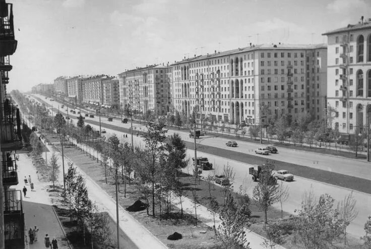 Распечатать фото ленинский The Stalinki or Stalinist apartment blocks housed the elite. They were built fro