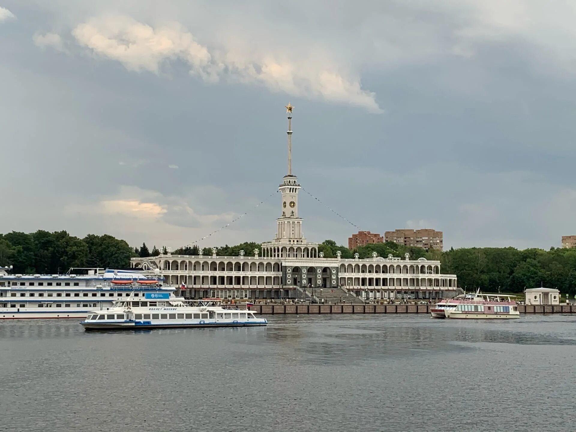 Распечатать фото речной вокзал Речные вокзалы столицы готовы принять и отправить около 2 тысяч круизных теплохо