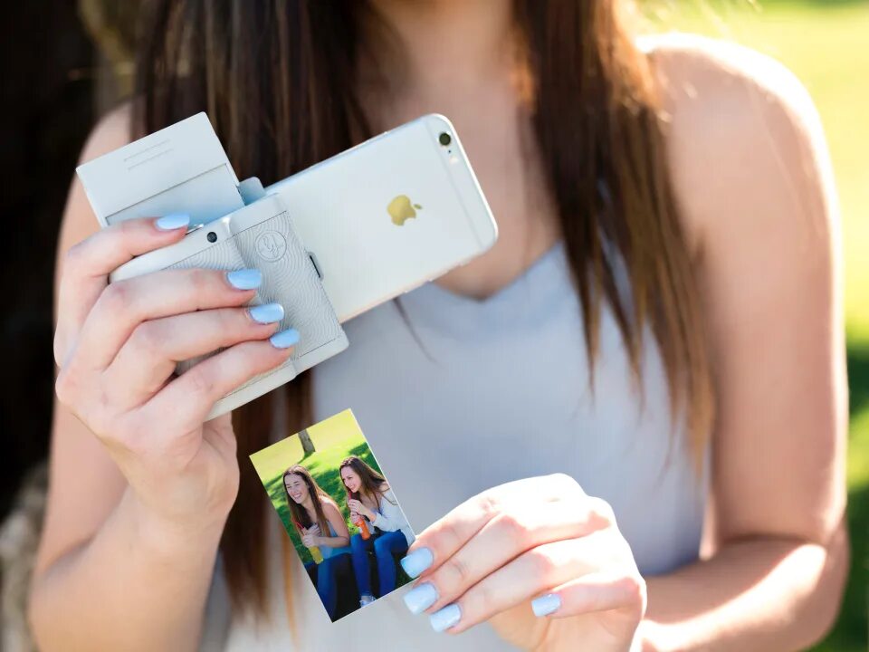 Распечатать фото с телефона в ставрополе This $150 case will turn your iPhone into a Polaroid