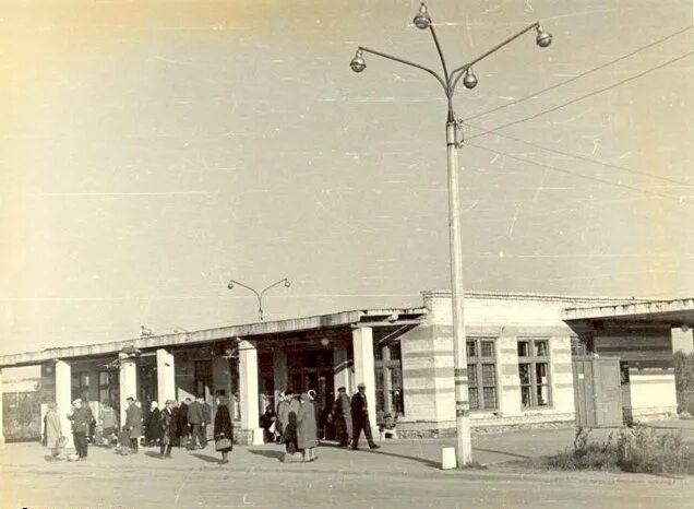 Распечатать фото верхняя пышма Let’s take a look at the story above. Pictured is an old bus station. Who rememb