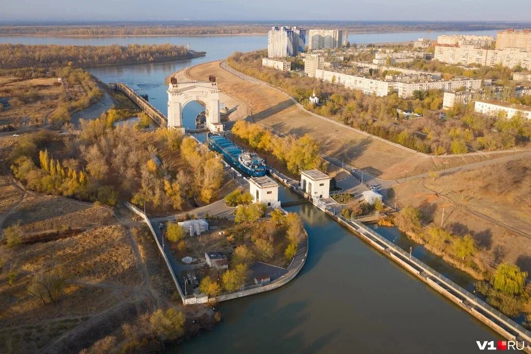 Распечатать фото волгоград красноармейский район На дальнем плане река Волга, на переднем плане первый шлюз Волго-Донского канала